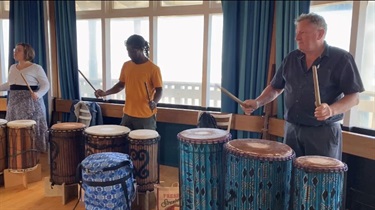 West African Drumming Workshop by Whanganui Community Drumming – Yaw Asumadu teaches locals on dunun drums