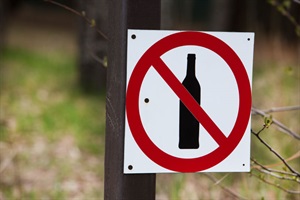 Alcohol ban area sign in an outdoor area