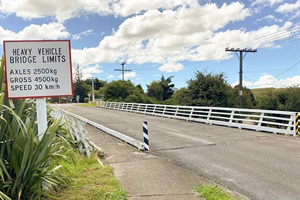 Oversize vehicles are requested to avoid the Wakefield Street overbridge in Whanganui East