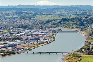 Whanganui city and river looking towards Mt Ruapehu