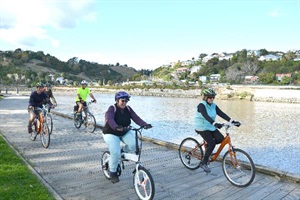 Cyclists on the Whanganui River shared pathway